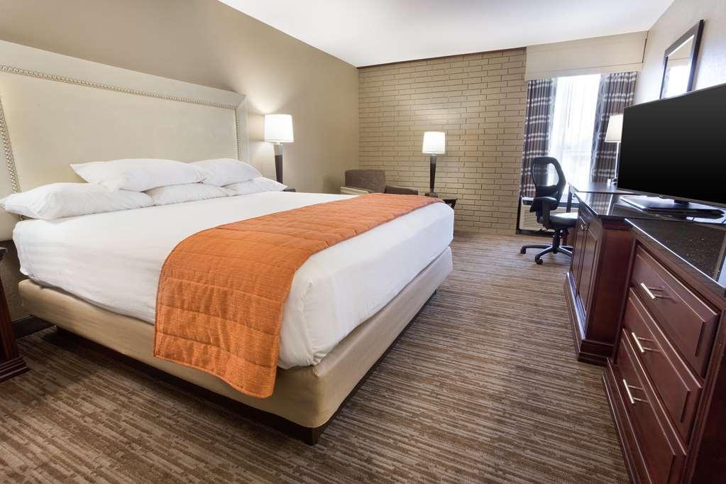 Drury Inn & Suites Greensboro Room photo